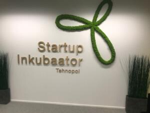 Ettevõtte nimi ja samblaga kaetud ettevõtte logo