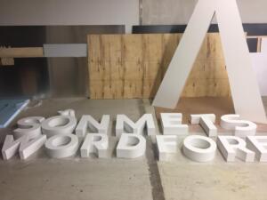 Vineerist lõigatud tähed