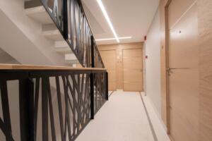 Tobiase koridori trepipiire ja ukse numbrid