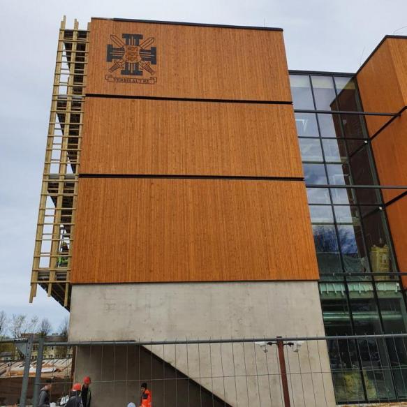 Logo asetatuna seinale