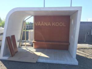 Valuks tehtud rakis mille tulemusena valmis bussiootepaviljon, lisaks ka tagasein